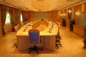 على شارع تجارى مباشره  بالقرب من ميدان رمسيس مقرات اداريه تصل الى 4000م