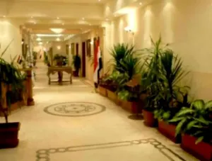 على شارع تجارى مباشره  بالقرب من ميدان رمسيس مقرات اداريه تصل الى 4000م