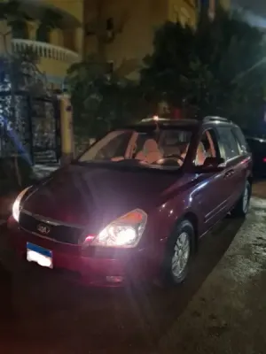 سيارة كيا كرنفال للبيع