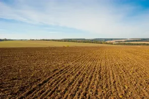 قطعة أرض مباني للبيع – 240 متر داخل الكتلة السكنية بزنارة  قطعة أرض مميزة مساحة 240م² داخل الكتلة السكنية في حيز زاوية الشعابنة